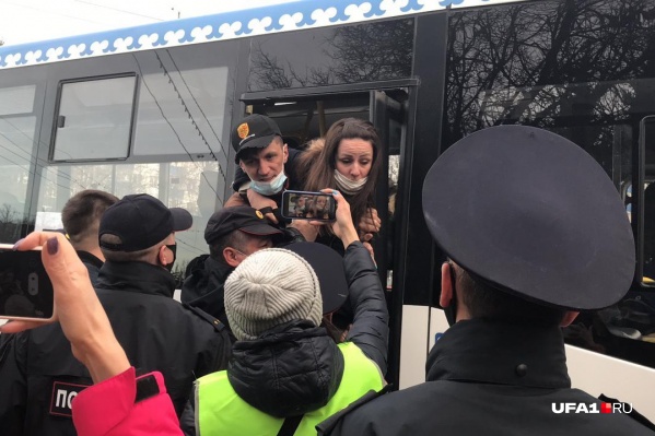 Среди протестующих были те, кто отчаянно сопротивлялся при задержании Среди протестующих были те, кто отчаянно сопротивлялся при задержании