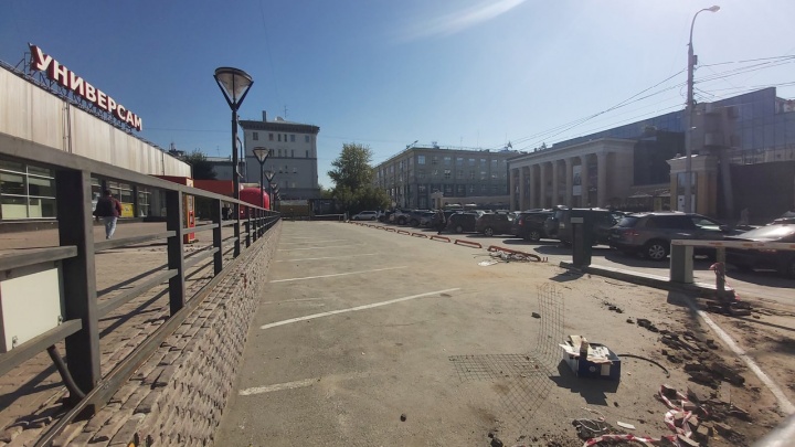 Парковку у здания «Универсама» в центре Новосибирска вновь сделают платной