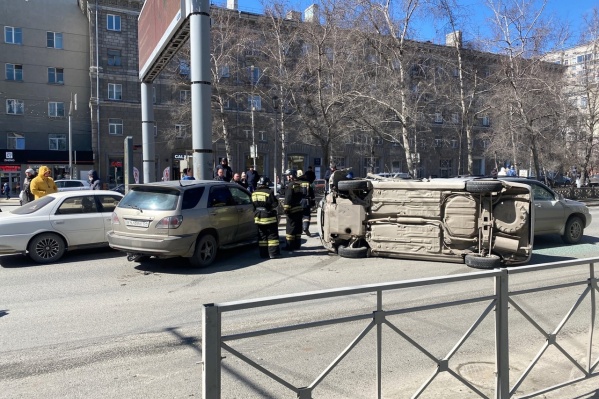 Спасатели пытаются решить вопрос с упавшей на бок машиной Спасатели пытаются решить вопрос с упавшей на бок машиной