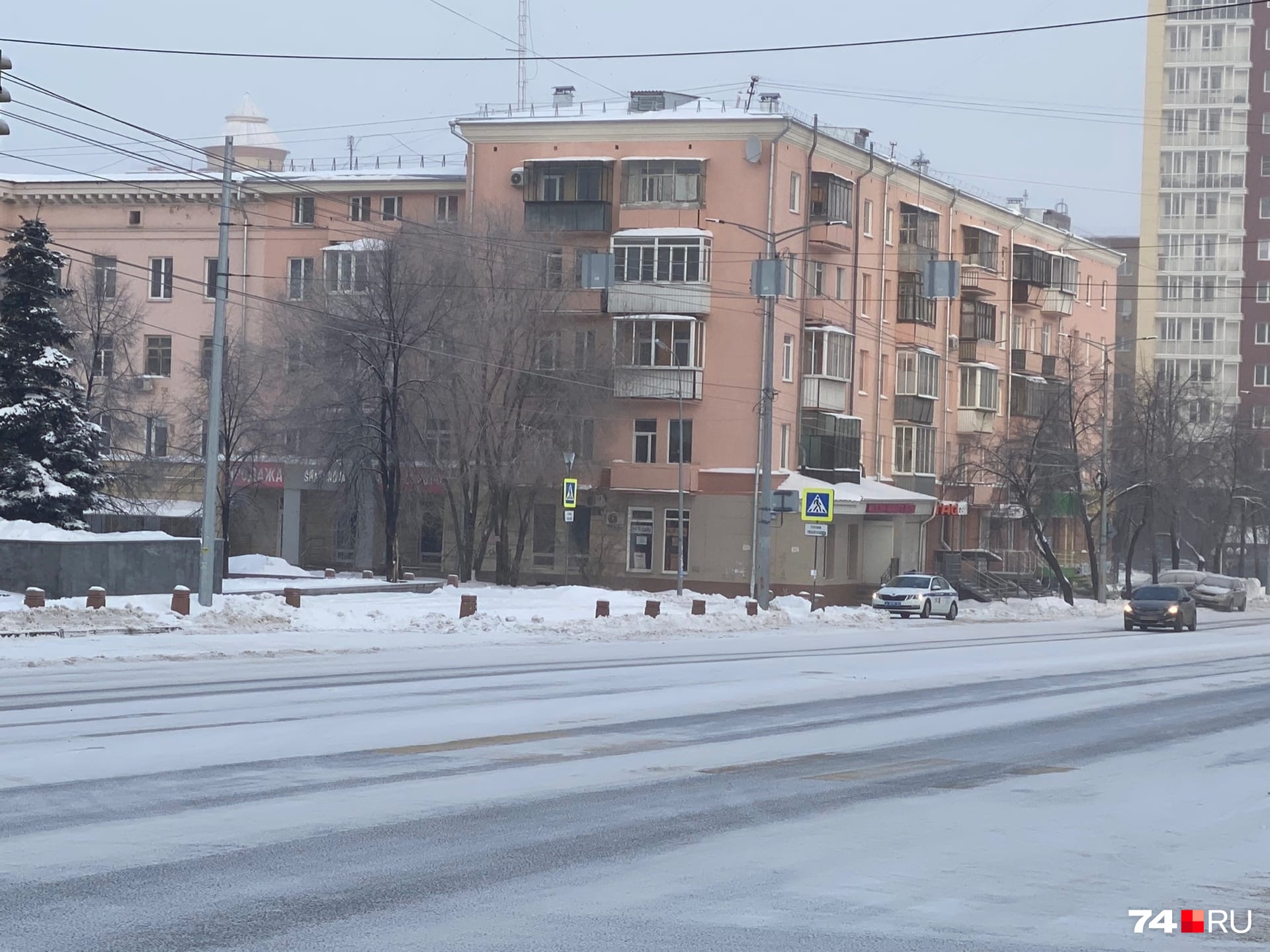 И по четной, и по нечетной стороне Коммуны проехать невозможно И по четной, и по нечетной стороне Коммуны проехать невозможно