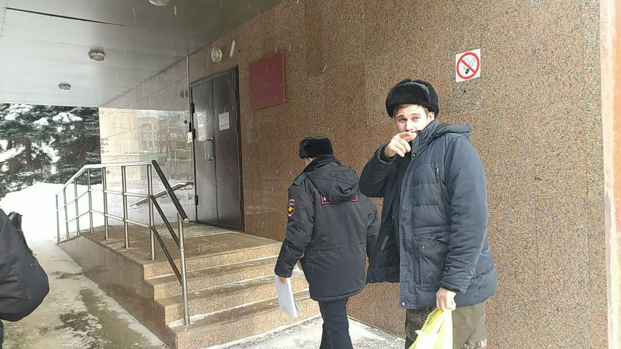 Олег Шамбуров в ожидании суда провел ночь в спецприемнике для административно задержанных