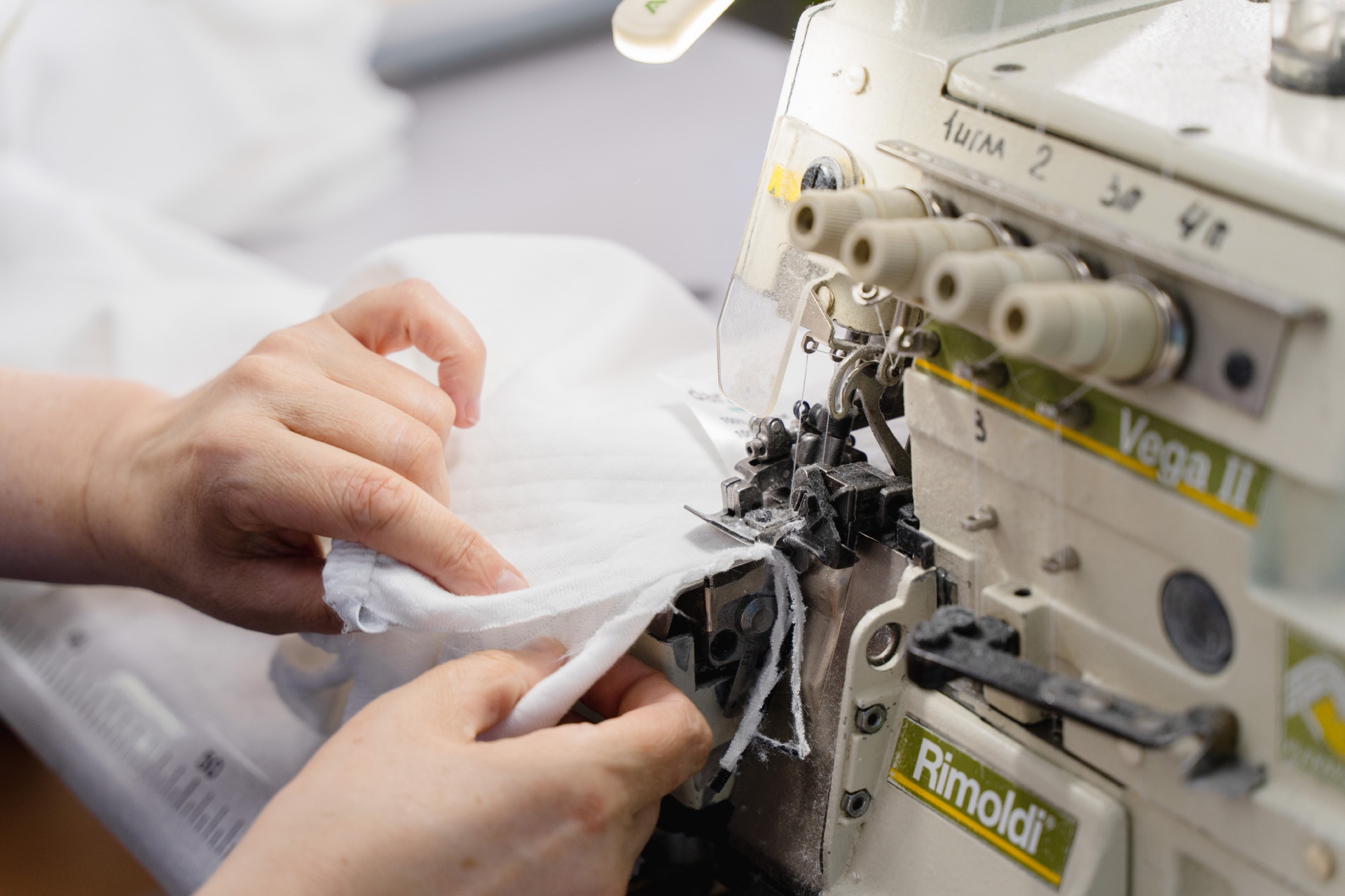 Чтобы справляться с объемами, компания закупила 10 типов швейных машин: одни обрабатывают края, другие — вшивают резинку, третьи делают вышивку, четвертые пришивают этикетки