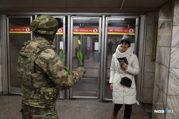 Тюльпаны давно стали символом праздника Тюльпаны давно стали символом праздника