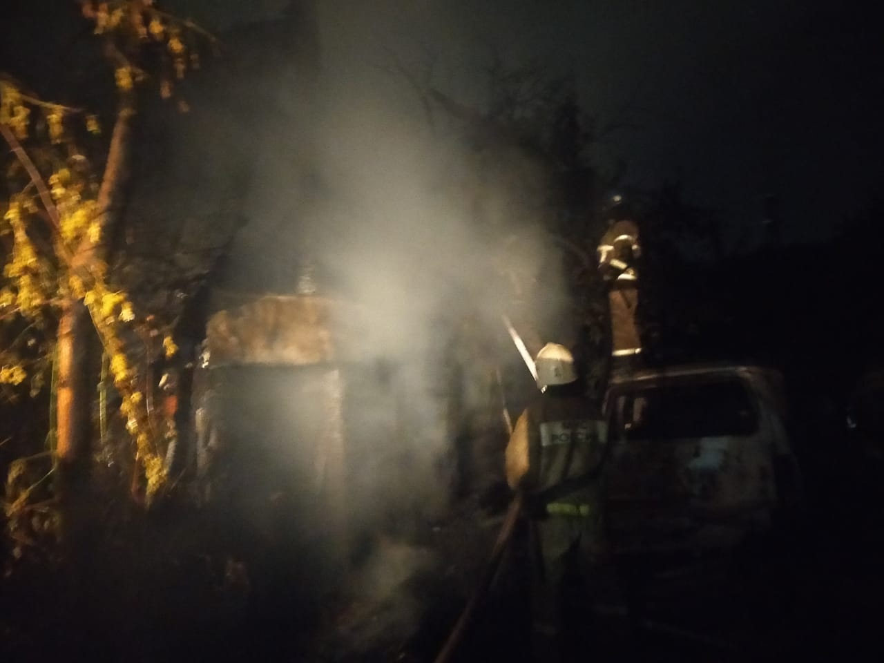 Дом, два автомобиля и склад сгорели из-за удара молнии в СНТ «Ракета»