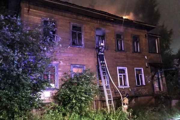 В пожаре сгорела кровля здания и часть помещений второго этажа В пожаре сгорела кровля здания и часть помещений второго этажа