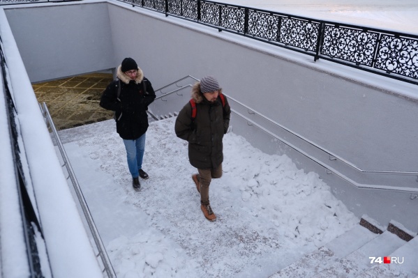 Переход оштукатурили, в нем заменили перила и ступени Переход оштукатурили, в нем заменили перила и ступени