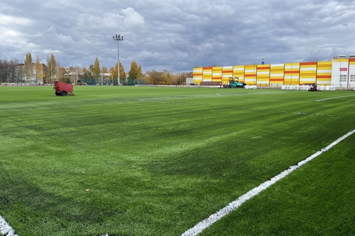 В спорткомплексе уже готово футбольное поле В спорткомплексе уже готово футбольное поле