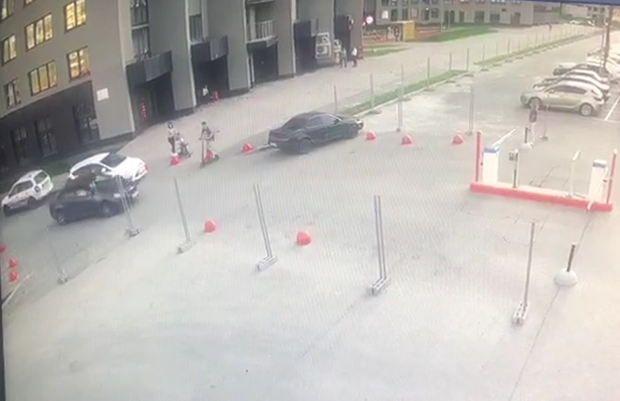 В Екатеринбурге самокатчик гнал по тротуару и врезался в легковушку. Авария попала на видео