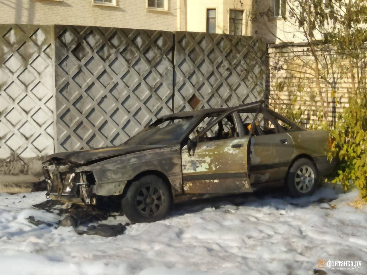 На юге Петербурга горящая «Ауди» заставила понервничать и других автовладельцев. Успокоила их Росгвардия