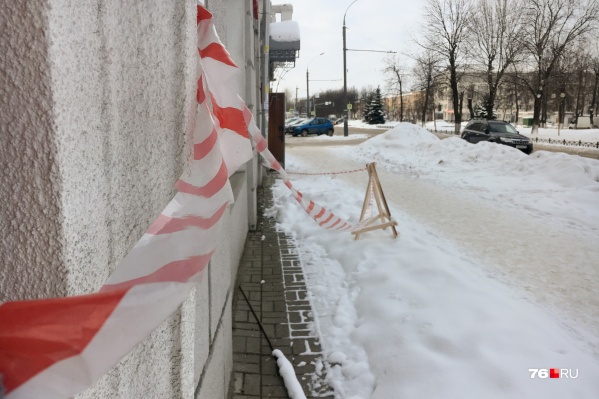Сигнальными лентами обмотаны многие дома в центре Сигнальными лентами обмотаны многие дома в центре 
