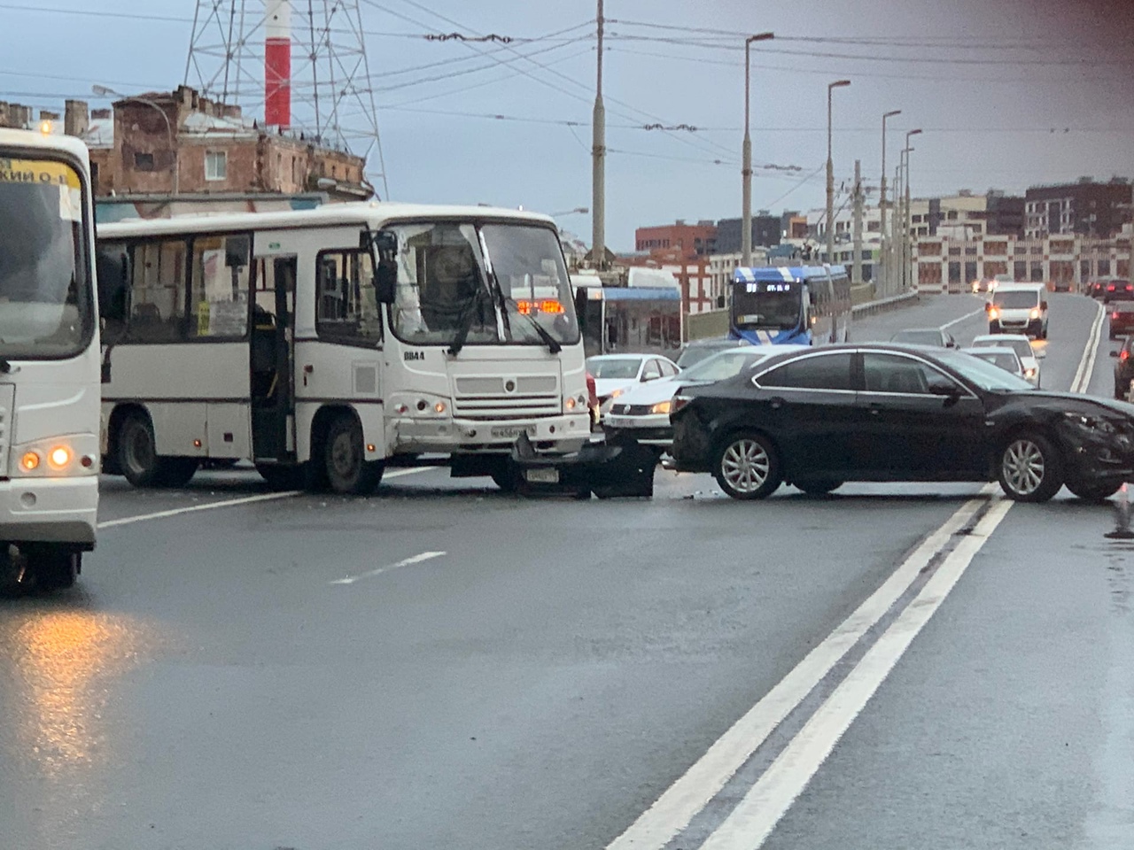 ДТП у Кантемировского моста попало на видео: торопливый седан пнул машину и подставился под автобус