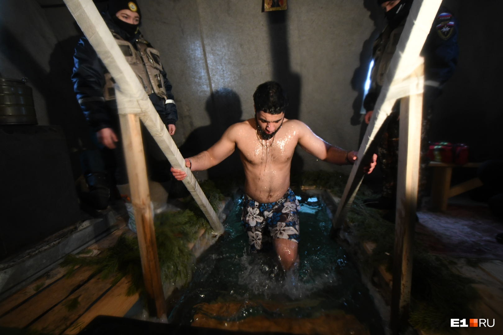 «Очень холодно, я к такой воде не привык!»: студенты из Сирии и Египта нырнули в ледяной Шарташ