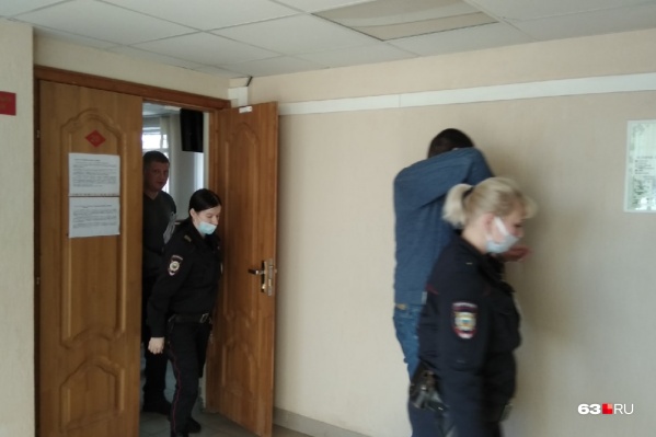 Подсудимые старались спрятаться от камер Подсудимые старались спрятаться от камер