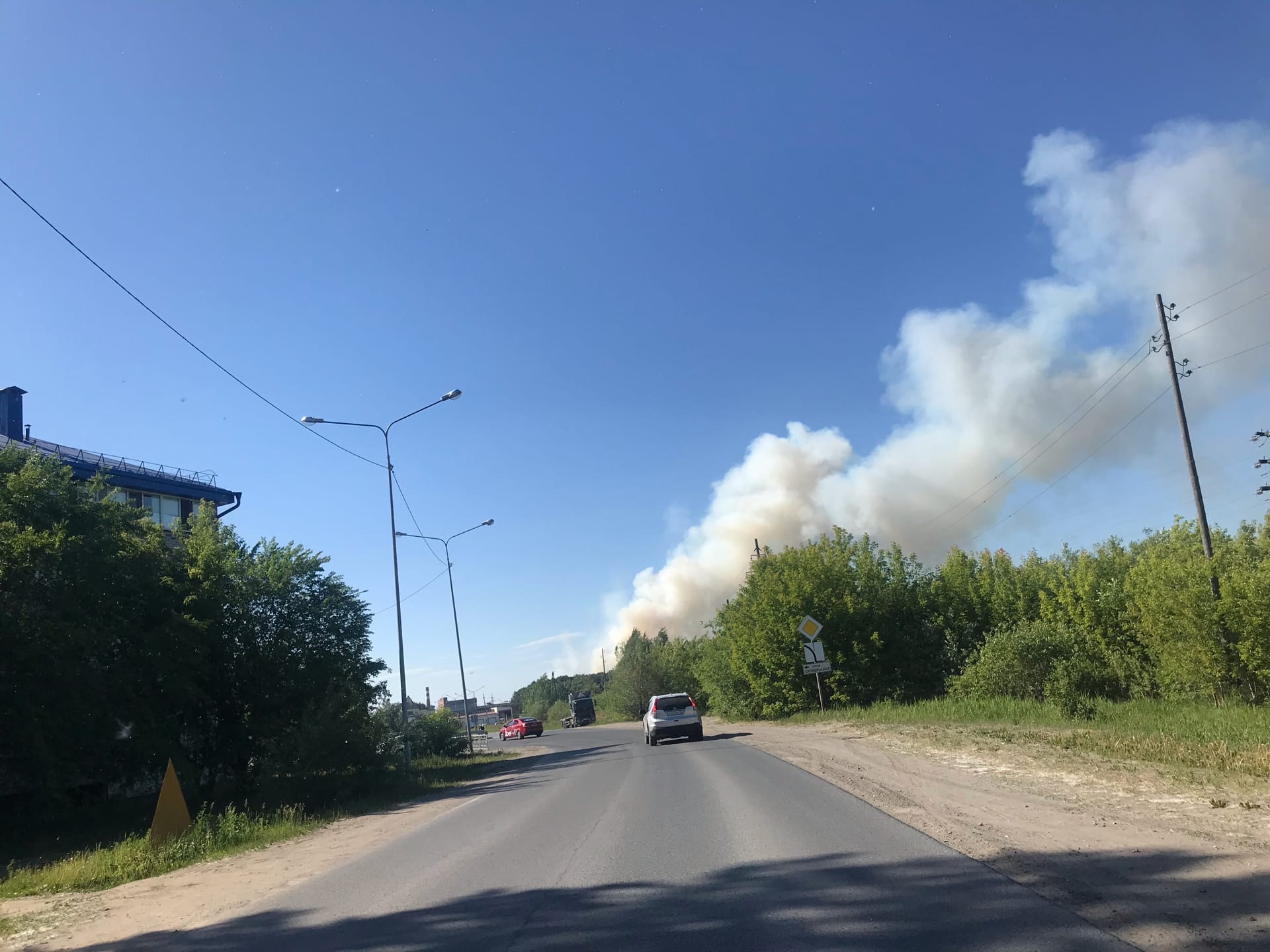А этот кадр сделали жители Боровского. Дым разносится по всей округе А этот кадр сделали жители Боровского. Дым разносится по всей округе