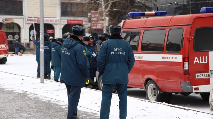 Полиция начала проверку по вызову МЧС рано утром в развлекательное заведение в центре Челябинска