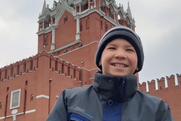 Сейчас Костя живет в Москве с мамой Сейчас Костя живет в Москве с мамой