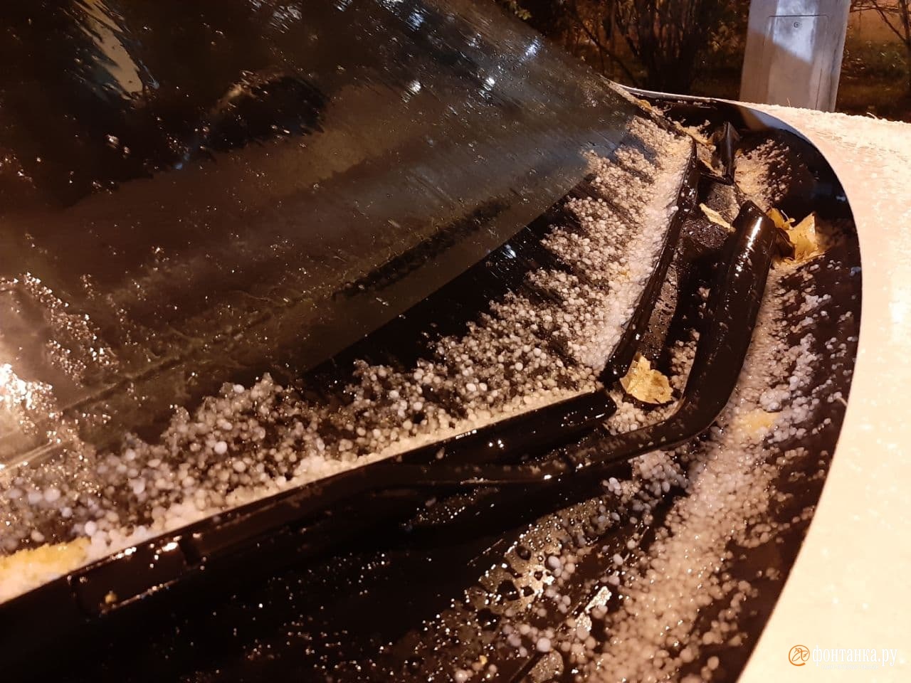 Почти как первый снег. В Озерках град засыпал припаркованные автомобили
