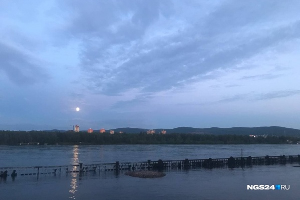 Уровень воды вчера вечером около теплохода «Святитель Николай» Уровень воды вчера вечером около теплохода «Святитель Николай»