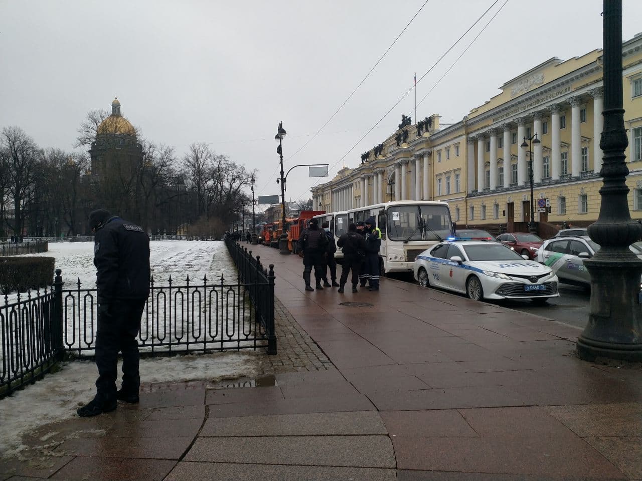 Выход полиции. Дворцовая площадь Навальный Фонтанка. Дворцовая площадь перекрыта. Петербург Дворцовая перекрыта. Дворцовая полиция.