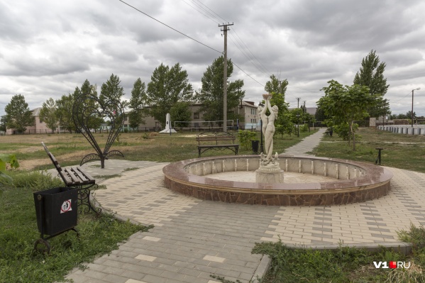 Как выяснилось, в фонтане оказалась открытой электропроводка Как выяснилось, в фонтане оказалась открытой электропроводка