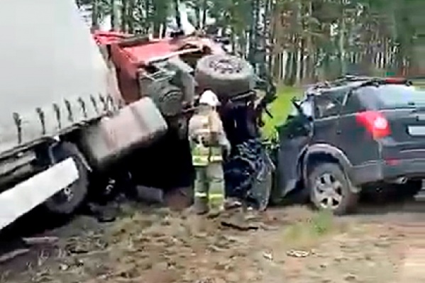 Авто влетело под фуру Авто влетело под фуру