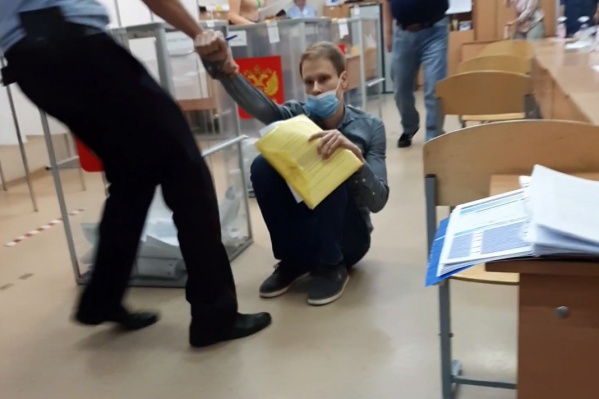 Полицейский силой вывел члена краевой комиссии за пределы участка, после чего двери в него закрыли Полицейский силой вывел члена краевой комиссии за пределы участка, после чего двери в него закрыли