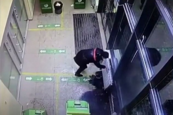 Мужчина явно не ожидал, что окажется под горячим душем Мужчина явно не ожидал, что окажется под горячим душем