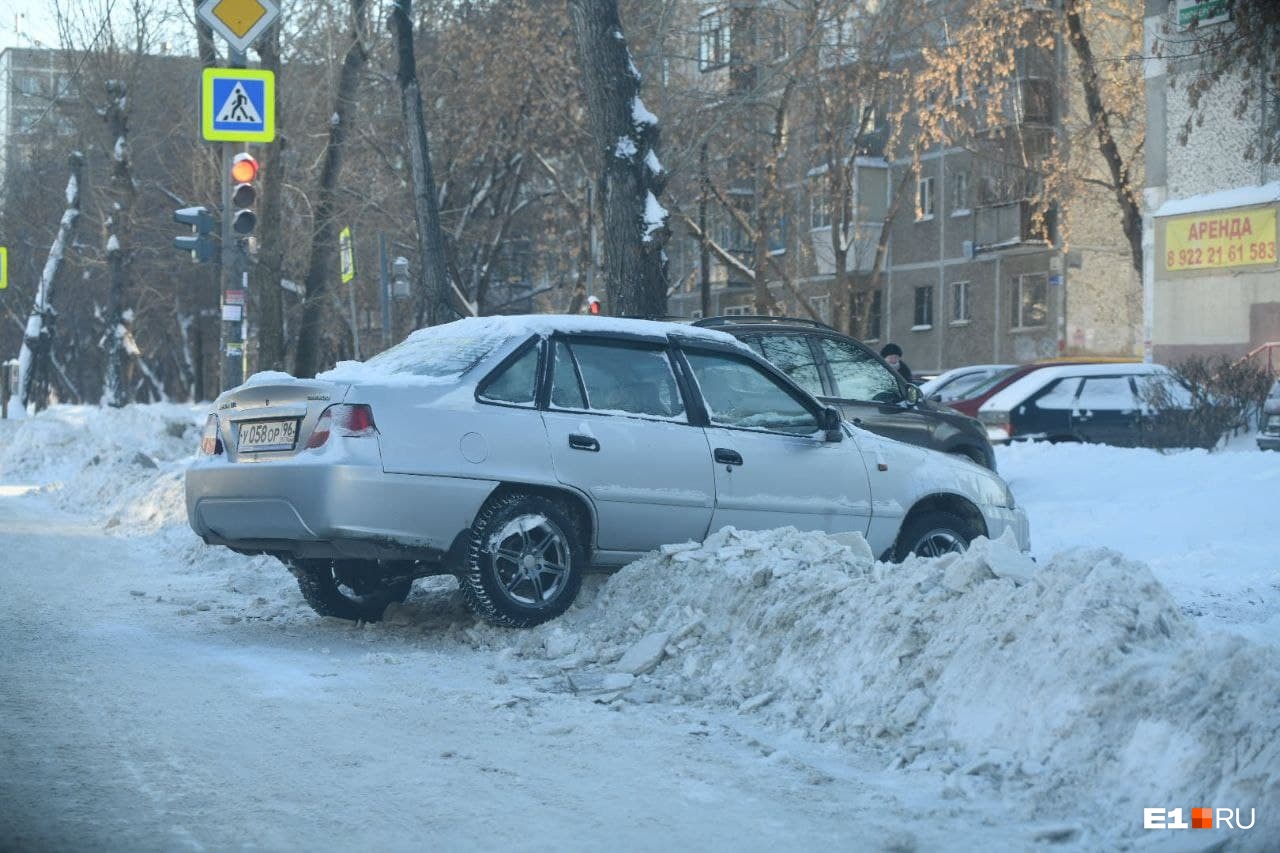 Отчаянная парковка (частично на дороге) Отчаянная парковка (частично на дороге)