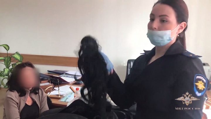 В Омске задержали серийную мошенницу с сумкой париков и очков