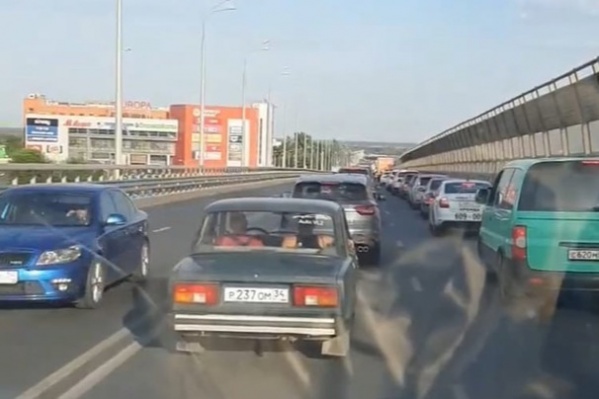 Волгоградцы, стоя в пробке, от скуки переписываются в соцсетях Волгоградцы, стоя в пробке, от скуки переписываются в соцсетях