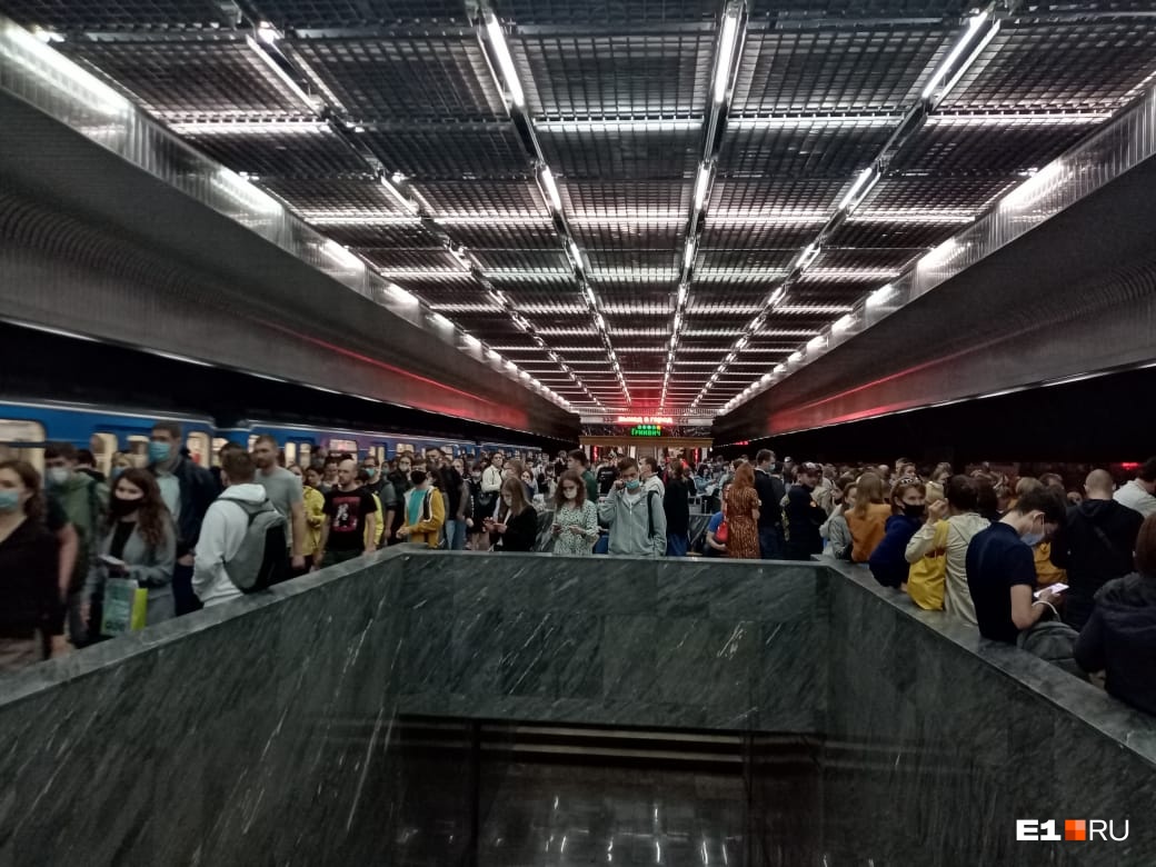 В Екатеринбурге эвакуировали пассажиров трех станций метро