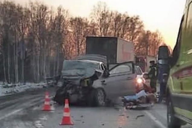 Авто вылетело на встречку лоб в лоб с фурой Авто вылетело на встречку лоб в лоб с фурой