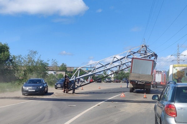Автомобили объезжают место аварии, пробки на этом участке дороги нет Автомобили объезжают место аварии, пробки на этом участке дороги нет
