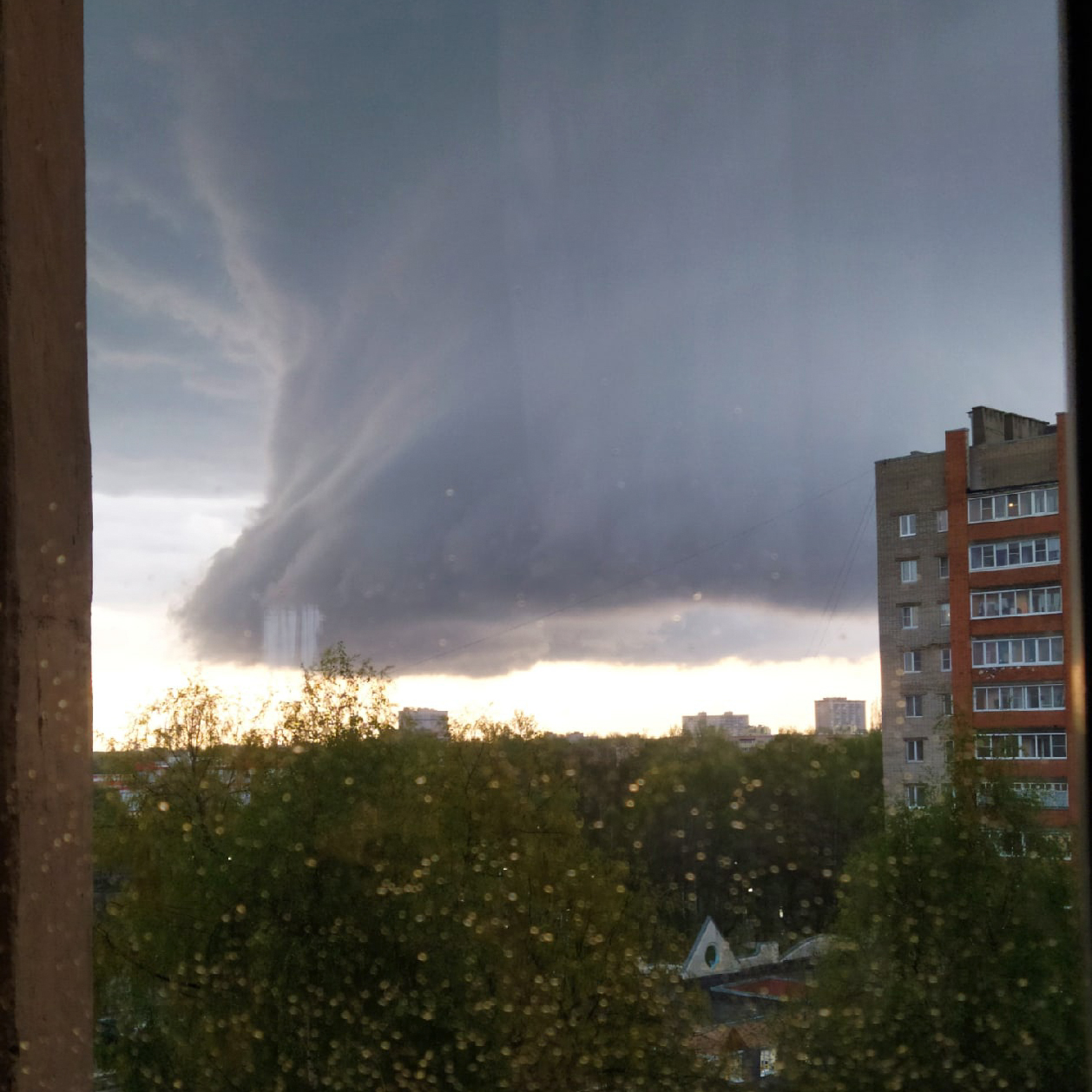Такой пугающий вид был из окна в Дзержинском районе