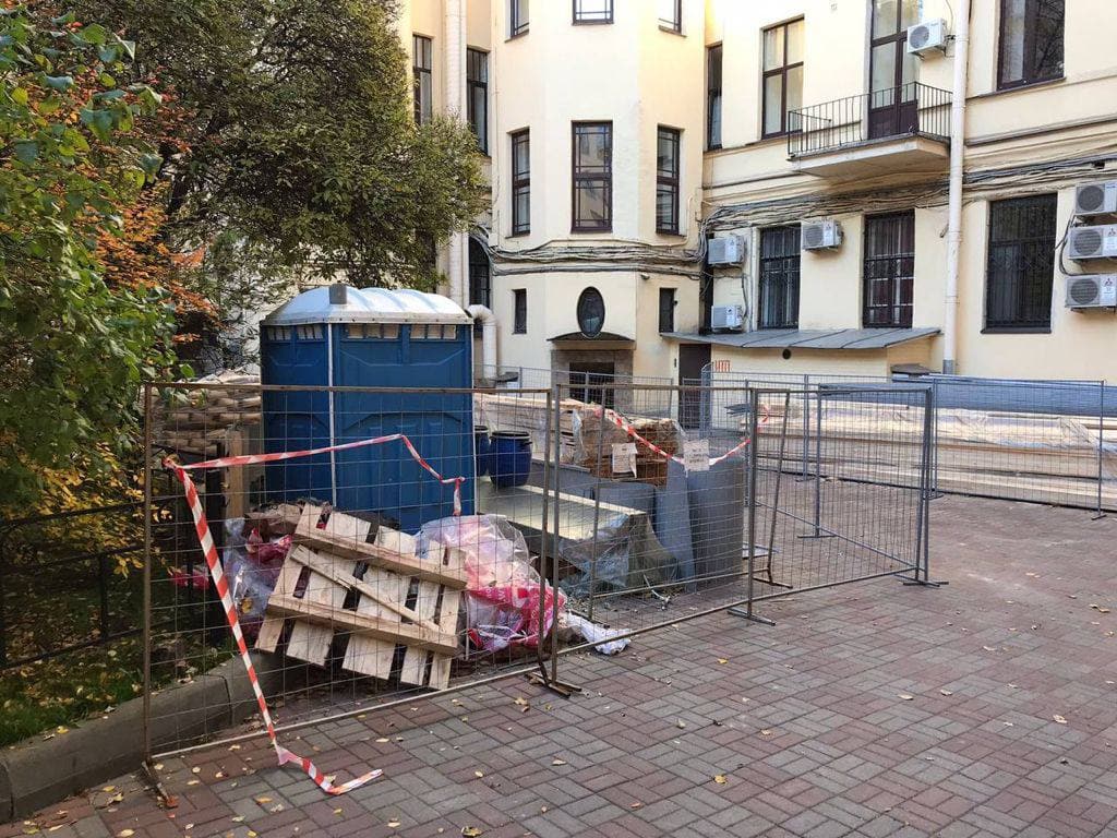 После публикации «Фонтанки» жителям дома на Петроградке, где капремонт устроил погром во дворе, придется обходить заборы