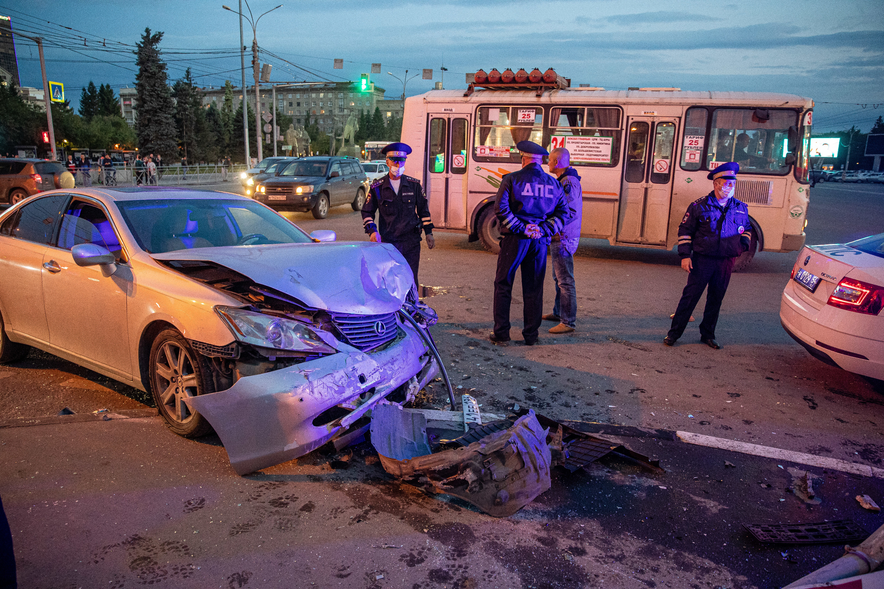 Машина ДПС ехала на красный: момент аварии в центре Новосибирска попал на видео