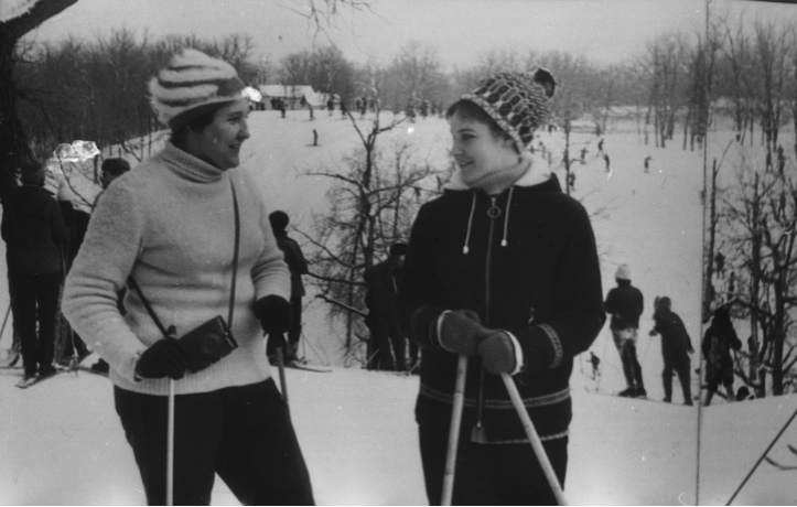 Спортсменки, комсомолки и просто красавицы. А одна из них — еще и обладательница дефицитного для 1968 года фотоаппарата Спортсменки, комсомолки и просто красавицы. А одна из них — еще и обладательница дефицитного для 1968 года фотоаппарата
