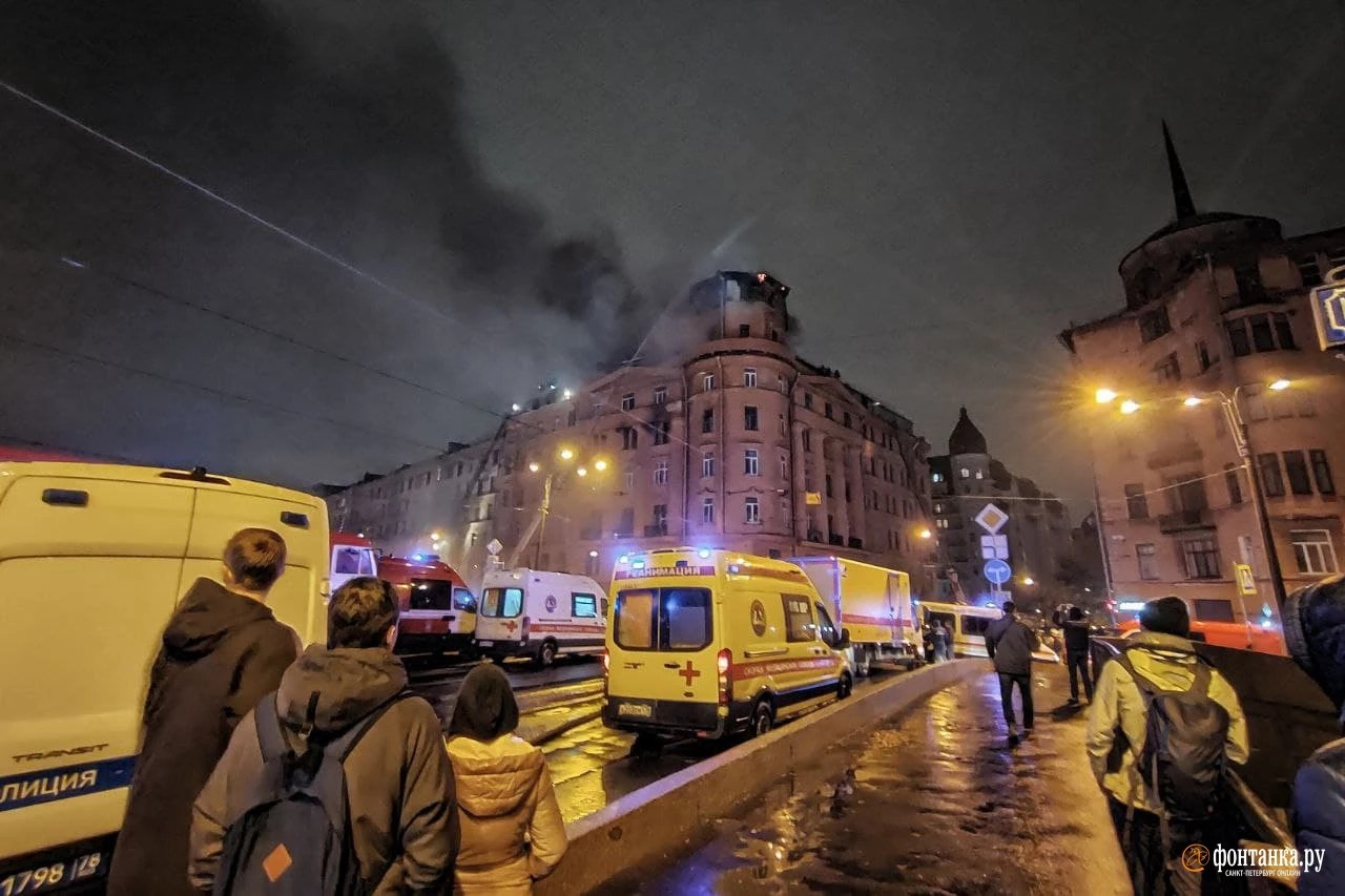 В МЧС заявили об угрозе распространения огня в доме Чубакова на шестой этаж