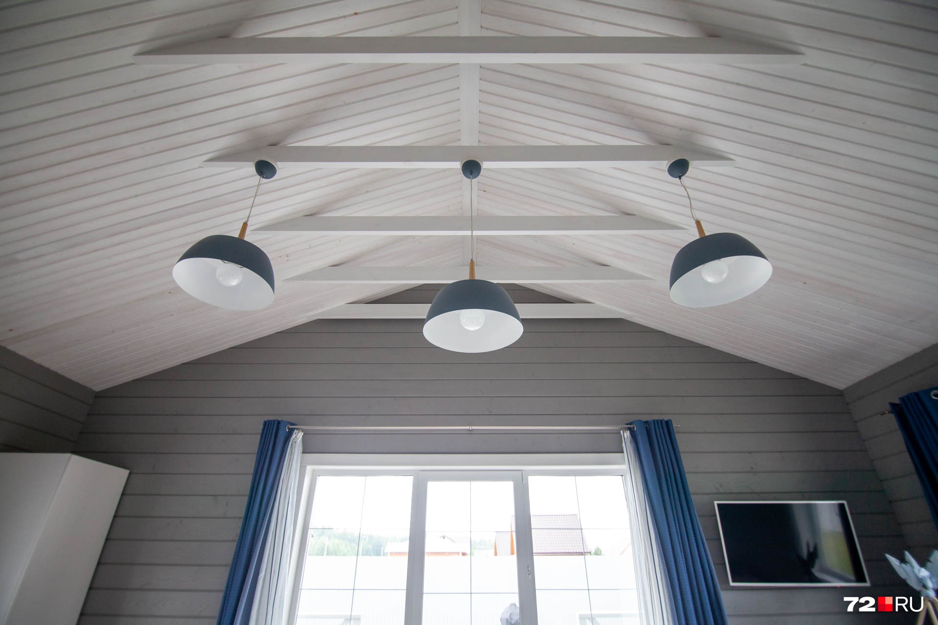 Необычный потолок и система освещения — настоящая гордость хозяев дома. Выглядит эффектно, согласны?
