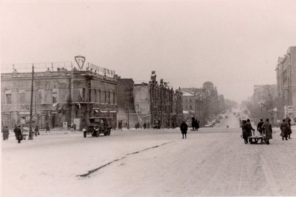 Слева — здание главного универсама. Сейчас на этом месте Дом Книги и сквер Слева — здание главного универсама. Сейчас на этом месте Дом Книги и сквер