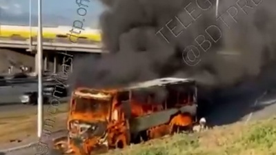 В Уфе горит пассажирский автобус. Водитель получил ожоги