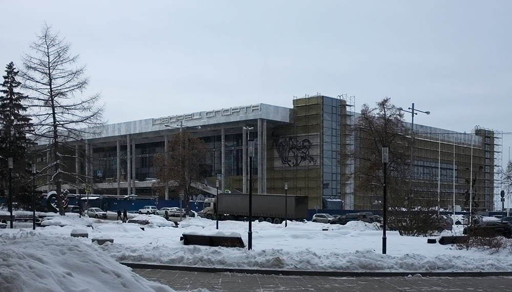 Возможно, когда леса снимут, панно будет лучше видно издалека Возможно, когда леса снимут, панно будет лучше видно издалека
