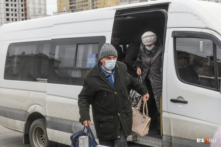Горожанам без масок в общественном транспорте могут грозить штрафы <nobr class="_">до 40 тысяч</nobr> рублей Горожанам без масок в общественном транспорте могут грозить штрафы <nobr class="_">до 40 тысяч</nobr> рублей