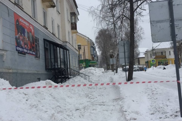 Сейчас место, где с крыши упал снег, огородили лентами Сейчас место, где с крыши упал снег, огородили лентами