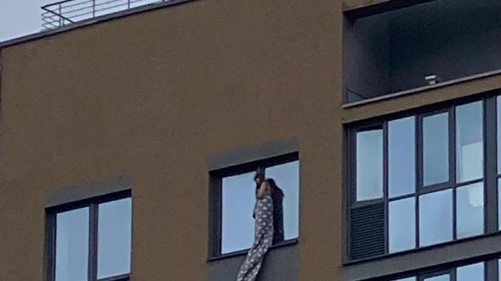 В Екатеринбурге школьница вылезла на карниз 17-го этажа, чтобы спастись от пожара