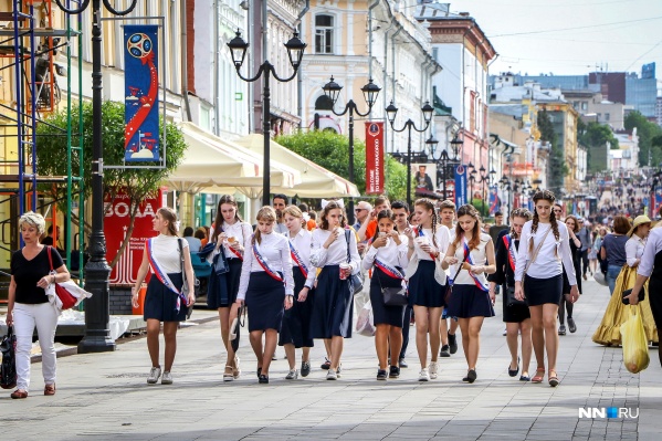 Обычно 25 мая выпускники заполняют все улицы города: они общаются, фотографируются, поют и танцуют Обычно 25 мая выпускники заполняют все улицы города: они общаются, фотографируются, поют и танцуют