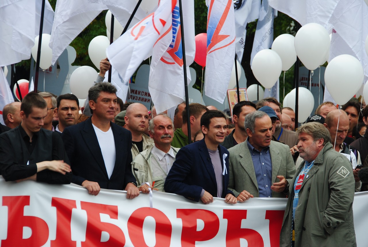 Борис Немцов на одном из оппозиционных митингов