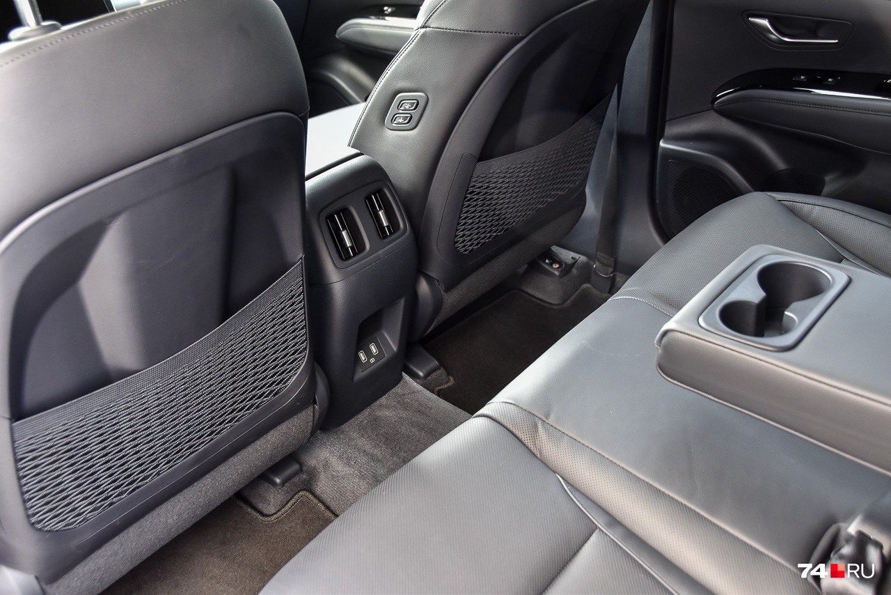 Для задних седоков — персональные дефлекторы, USB-порты, подлокотник и кнопки регулировки переднего сиденья, если пассажир на нем слишком зазнался