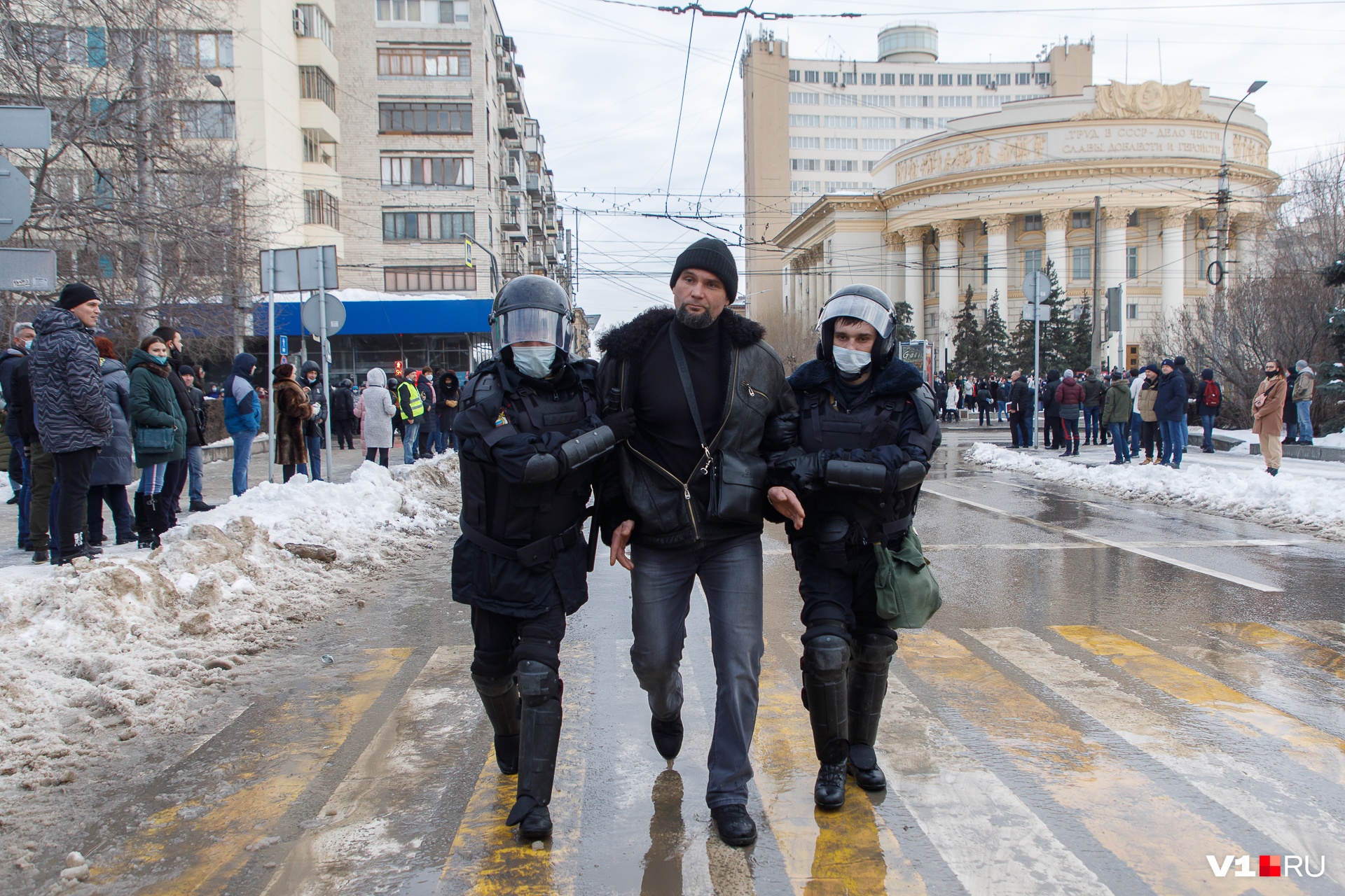 Одни волгоградцы совершенно спокойно реагировали на предложение прогуляться в автозаке Одни волгоградцы совершенно спокойно реагировали на предложение прогуляться в автозаке 