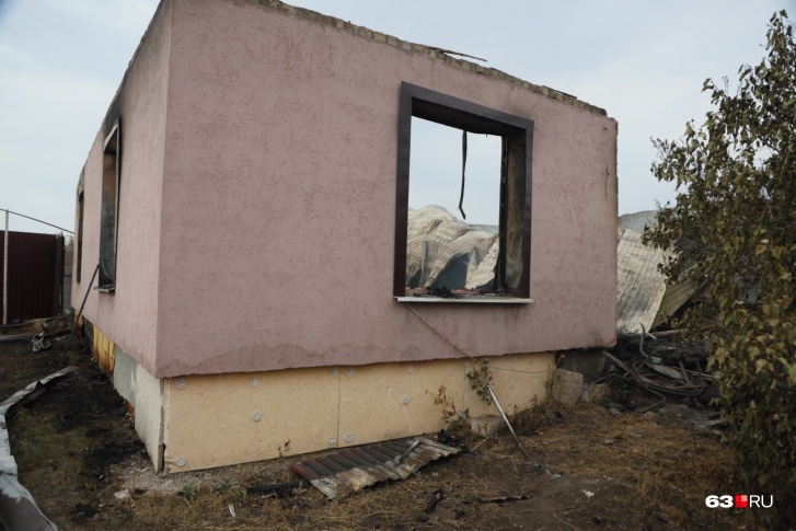 В одном из домов обрушилась крыша, но стены остались почти целыми